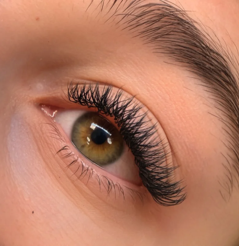 Résultat après pose d'extensions de cils volume