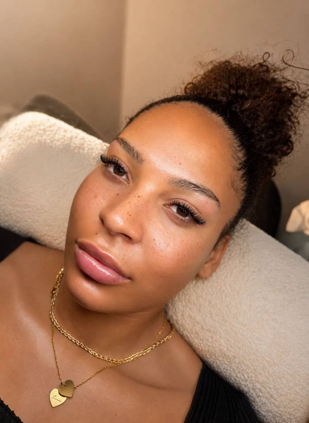 Cliente avec extensions de cils, rendu naturel et lumineux